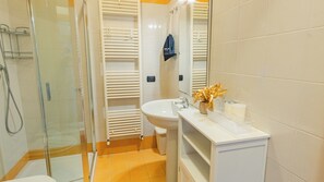Dusche, Haartrockner, Bidet