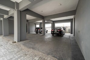 Free self parking - George Residence Ologolo Lekki (Lekki)