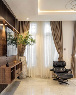 Executive Apartment, 2 Bedrooms, Non Smoking, City View | Living room | 50-inch Smart TV with cable channels, Netflix, streaming services - George Residence Ologolo Lekki (Lekki)