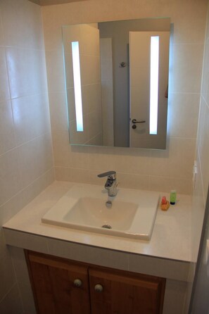 Ducha, secador de pelo, toallas y jabón