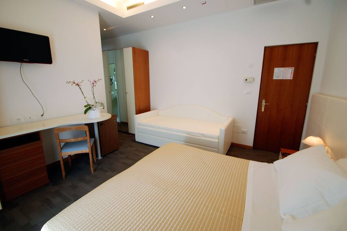 In-room safe, soundproofing, WiFi (free)