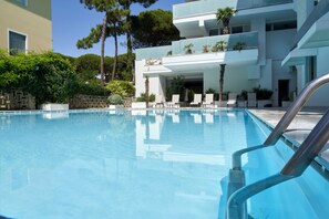 Una piscina al aire libre de temporada