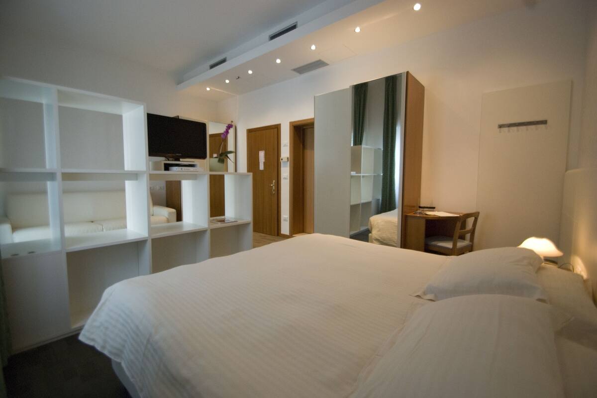 Classic Quadruple Room | In-room safe, soundproofing, WiFi (free)