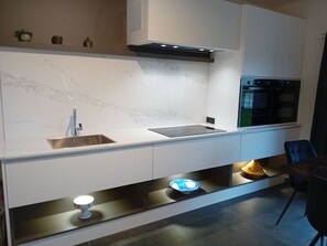 Refrigerador, microondas, horno, placa de cocina