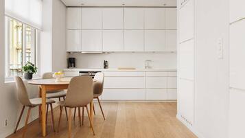 Microwave, dishwasher, coffee/tea maker, toaster