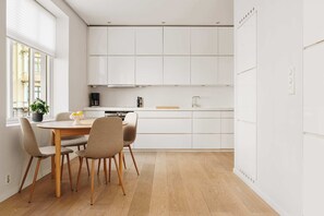 Microwave, dishwasher, coffee/tea maker, toaster
