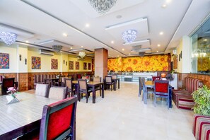 House | Dining - Luxury Stays With Pool Near Akshardham Temple (Jaipur)