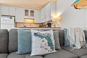 Living area - 5-Min Walk to Beach, 2 Fire Pits, Sleeps 9 (St. Augustine)