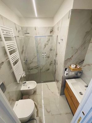 Basic-Doppelzimmer, Hafenblick | Badezimmer | Dusche, Regendusche, Haartrockner, Bidet