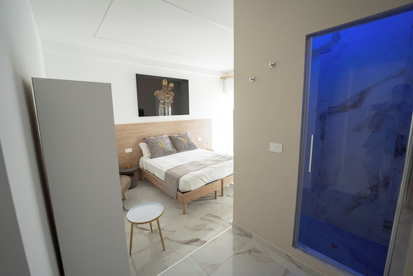 Deluxe-Doppel- oder -Zweibettzimmer, Hafenblick | Dusche im Bad