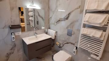 Camera Basic, vista cortile | Bagno | Doccia, soffione a pioggia, asciugacapelli, bidet