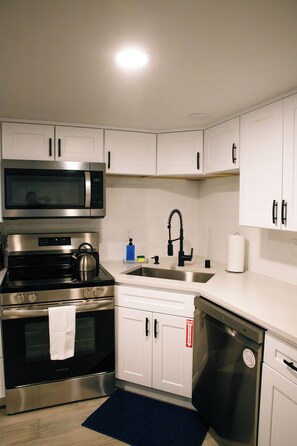 Frigorífico, microondas, horno y placa de cocina