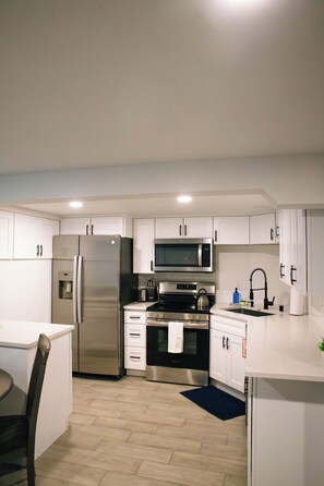 Kjøleskap, mikrobølgeovn, ovn og kokeplater