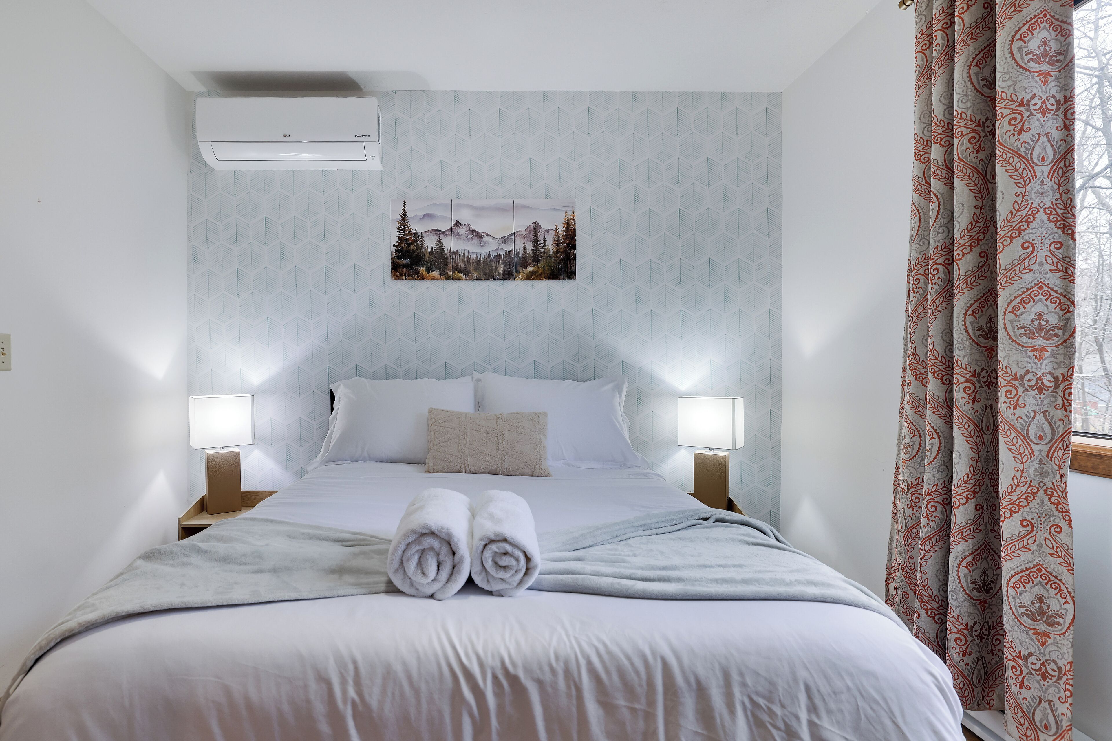 3 bedrooms, desk, iron/ironing board, travel crib