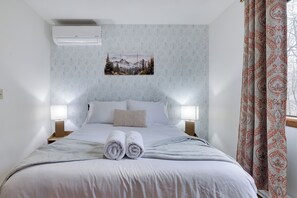 3 habitaciones, escritorio y tabla de planchar con plancha