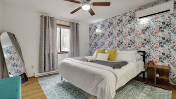 3 habitaciones, escritorio y tabla de planchar con plancha