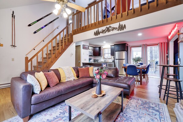 Smart TV, chimenea, videojuegos, libros