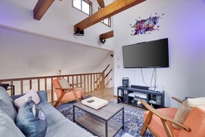 Smart TV, chimenea, videojuegos, libros