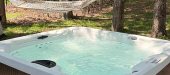 Hot tub ~ Game Loft and Arcade ~ 2 King Beds ~ Pet Friendly ~ Discounts