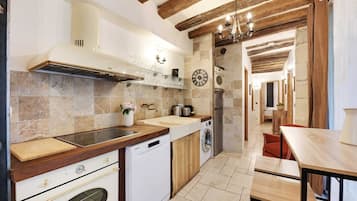 Full-sized fridge, microwave, oven, stovetop