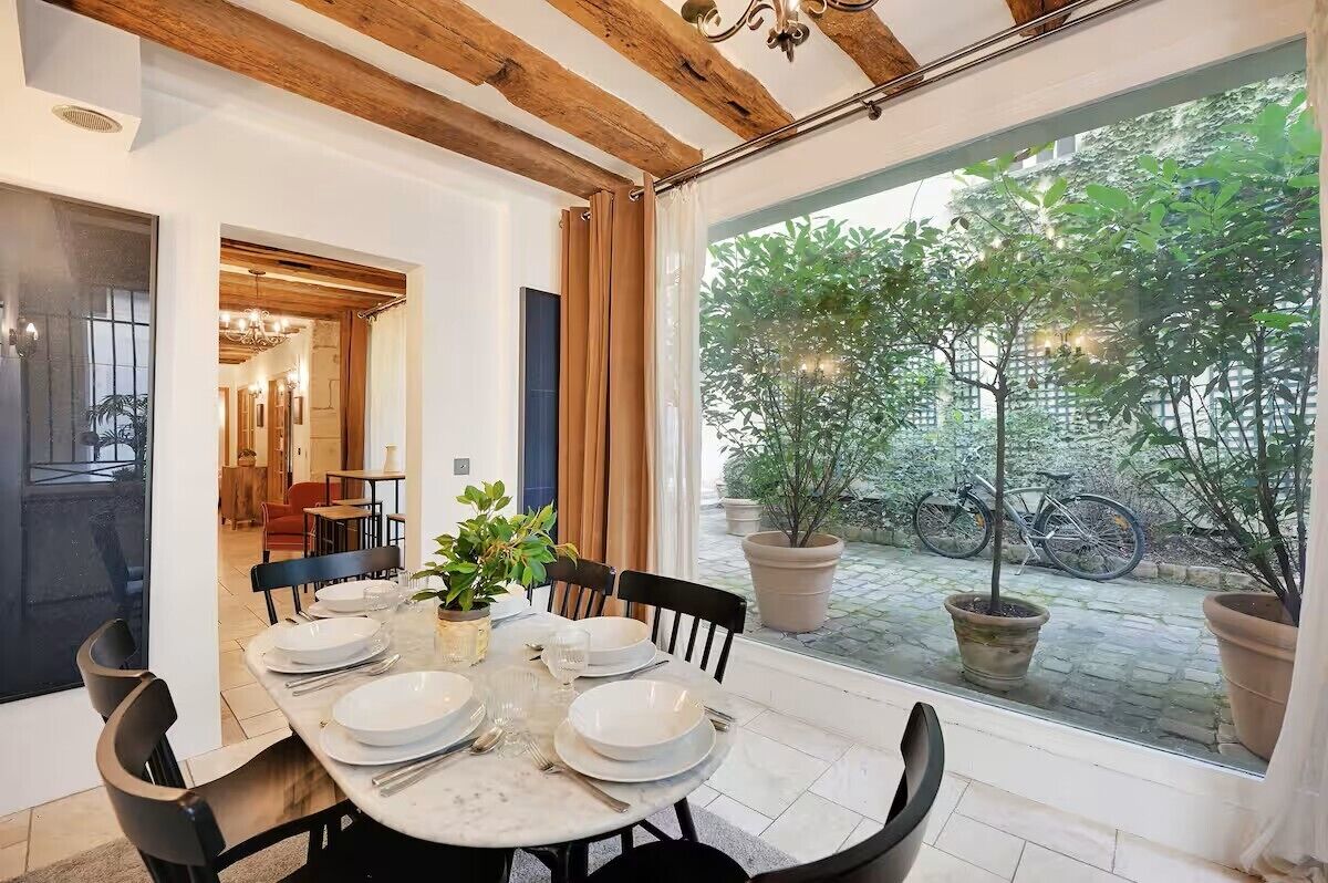 Lägenhet Deluxe | Vardagsrum | 55-tums platt-tv med kabelkanaler