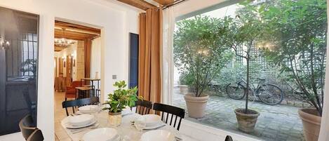 디럭스 아파트 | 거실 공간 | 케이블 채널 시청이 가능한 55인치 평면 TV