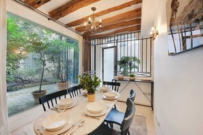 Deluxe Apartment | Living area | 55-inch flat-screen TV with cable channels - Appartement Maître Albert (Paris)