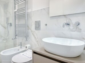 Dusche, kostenlose Toilettenartikel, Haartrockner, Bidet