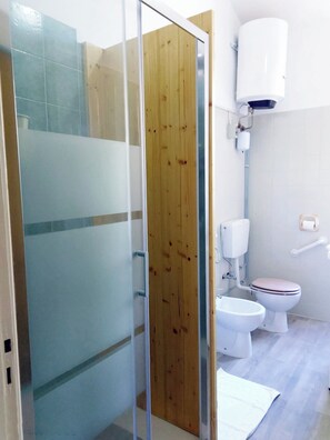 Douche, séchoir à cheveux, bidet