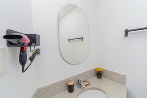 Douche, sèche-cheveux, serviettes fournies