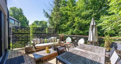 Welcome to The Treehouse - a tranquil escape in the middle of the city!