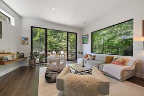 Smart TV, books - Welcome to The Treehouse - a tranquil escape in the middle of the city! (Toronto)