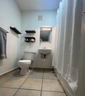 Een haardroger, handdoeken, zeep, toiletpapier