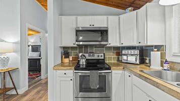 Frigorífico, microondas, horno y placa de cocina