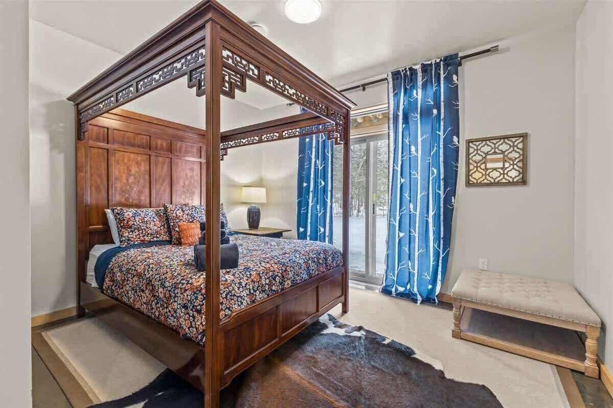 6 bedrooms, iron/ironing board, WiFi, bed sheets