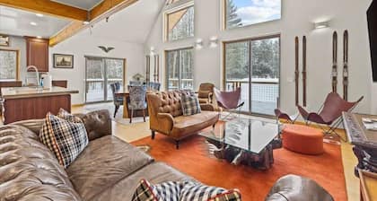 Griffin Lodge Chalet 6 about a mile from Stowe Resort