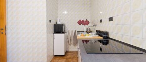 Refrigerador, horno, placa de cocina, utensilios de cocina