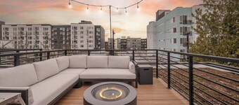 Modern Townhome w/ Rooftop Deck, Walk to Greenlake