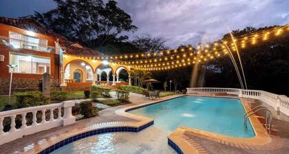 Villa Salma - Ac, Piscina, 21 personas!