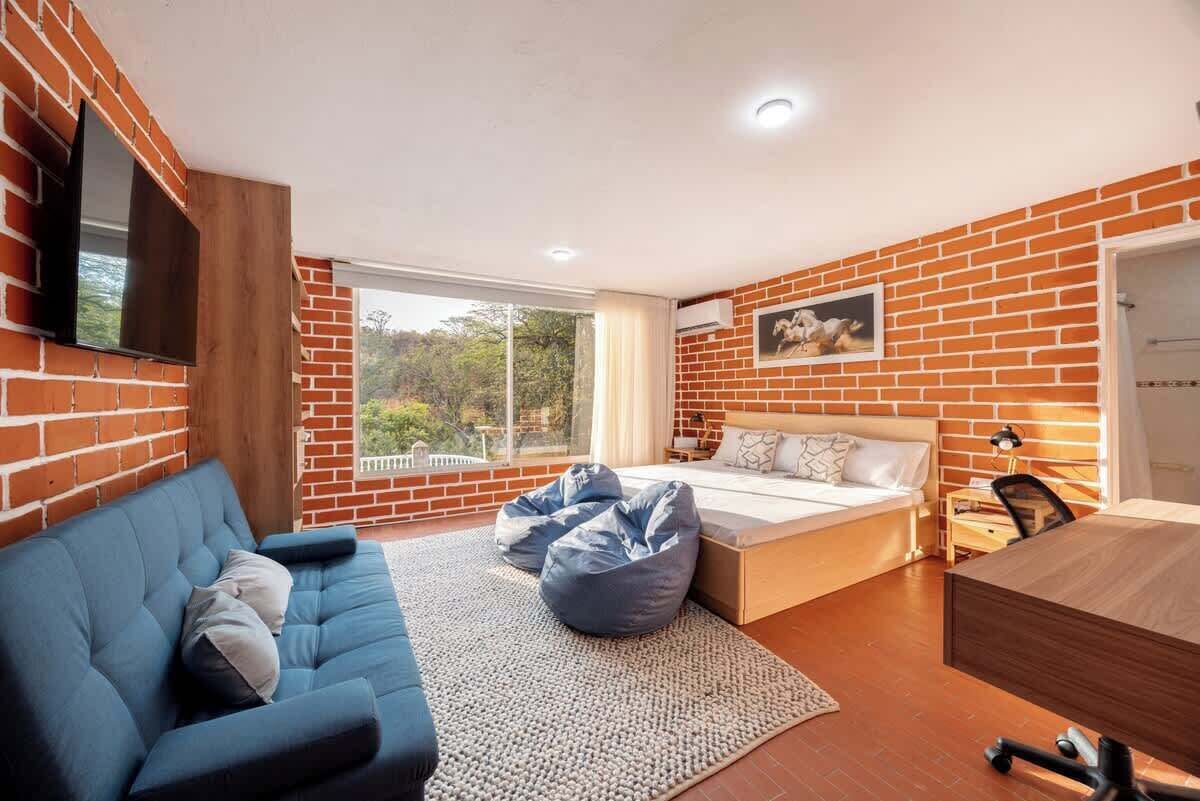 7 bedrooms, WiFi, bed sheets