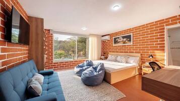 7 bedrooms, WiFi, bed sheets