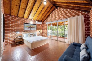 7 bedrooms, WiFi, bed sheets