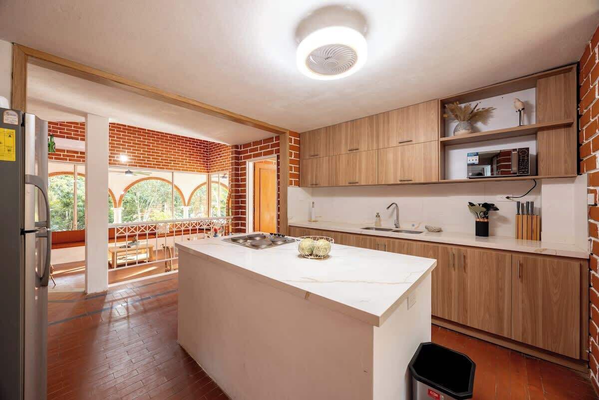 Frigorífico, microondas, placa de cocina y cafetera o tetera
