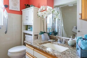 Séchoir à cheveux, serviettes fournies, savon, papier de toilette