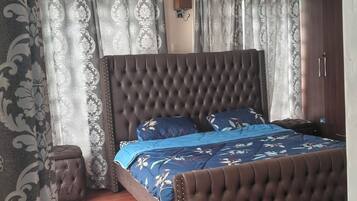 4 Schlafzimmer, Zimmersafe, Bügeleisen/Bügelbrett, WLAN