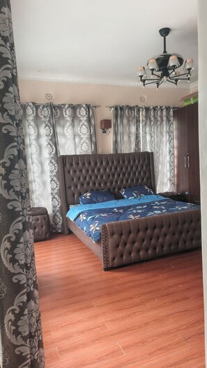 4 bedrooms, in-room safe, iron/ironing board, WiFi