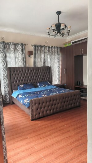 4 bedrooms, in-room safe, iron/ironing board, WiFi