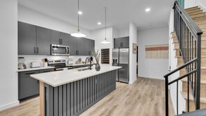 Private kitchen - Luxury Dallas Retreat, Hot Tub, Movie Room , Arcade Lounge, Tonal Gym, 6 Guest (Dallas)