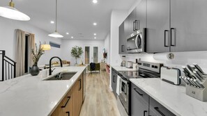 Private kitchen - Luxury Dallas Retreat, Hot Tub, Movie Room , Arcade Lounge, Tonal Gym, 6 Guest (Dallas)