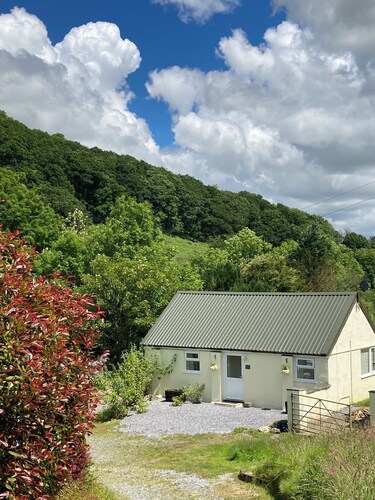 Lletty Bach - pet stays free - detached - parking - ideal location to explore